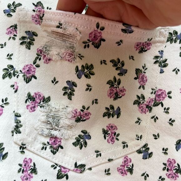 Madden NYC white floral print brand new denim distressed shorts, size 5 - Picture 3 of 12